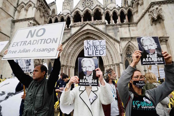 Protesta a favor de Julian Assange a las puertas del Tribunal Superior de Londres. (Tolga Akmen / AFP) 