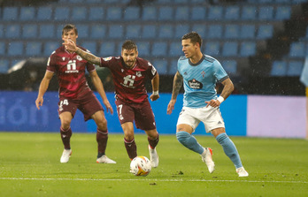 Portu, que ha vuelto al once, controla a Santi Mina. (Agencia LOF)