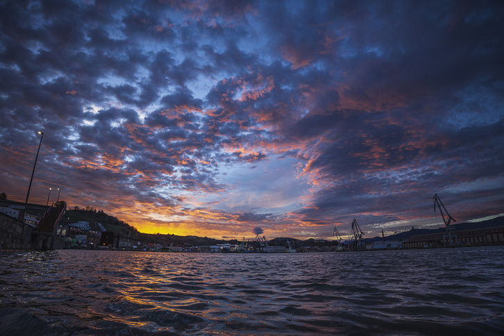 Amanecer en la ría del Ibaizabal. (Aritz LOIOLA | FOKU)