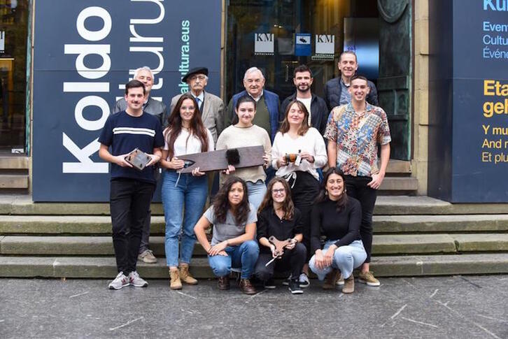 Fermin Leizaola (goiko lerroan, txapelarekin), aurkezpenean. (GIPUZKOAKO DIPUTAZIOA)