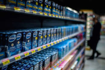 Estantería con preservativos en un supermercado. (Martin BUREAU | AFP)
