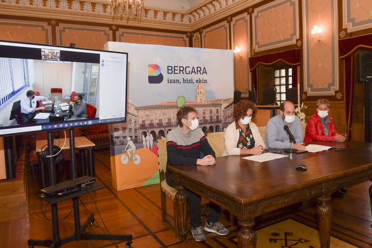 Representantes de Valogreene en pantalla y del Ayuntamiento en la mesa. (Idoia ZABALETA/FOKU)