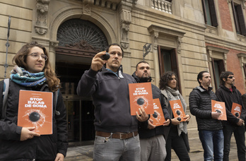 Aingeru Zudarie, junto a otras víctimas de balas de goma, en la puerta de Parlamento. (Jagoba MANTEROLA/FOKU)