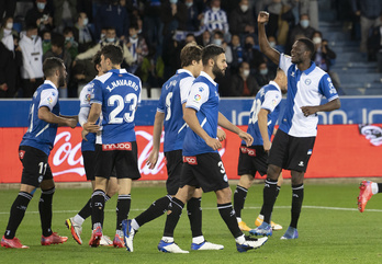 Alaveseko jokalariak Loumek Elx taldeari sarturiko gola ospatzen. (Raul BOGAJO/FOKU)