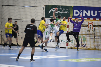 Bidasoa-Irunek, kanpoan, eta Anaitasunak, etxean, partida zailak dituzte aurretik larunbat honetan. (Gorka RUBIO/FOKU)