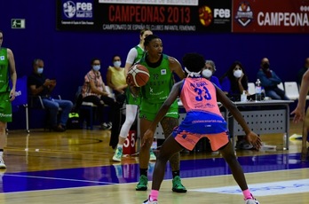 Kanaria Handiaren aurka Tanaya Atkinson bikain aritu zen, baina laguntza falta izan zuen. (ARASKI)