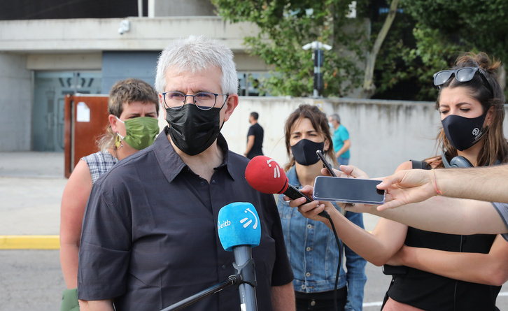 Julen Zelarain, que ha sido exculpado, se dirige a los medios ante la Audiencia Nacional al comenzar el juicio en julio. (J. DANAE/FOKU)