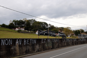Les habitants du quartier d'Urcuray organisent un rassemblement contre le projet immobilier le 6 novembre. © Bob EDME