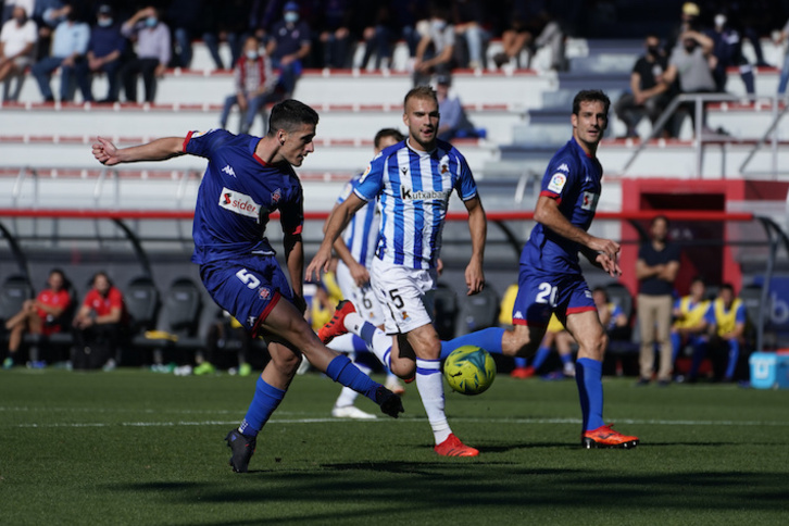 Olaetxea remata el balón en el derbi de la semana pasada entre Amorebieta y Sanse. (Aritz Loiola/Foku)