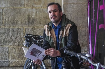 Hasier Larretxea, bere poema liburu berria aurkezten, Donostian. (Andoni CANELLADA/FOKU)