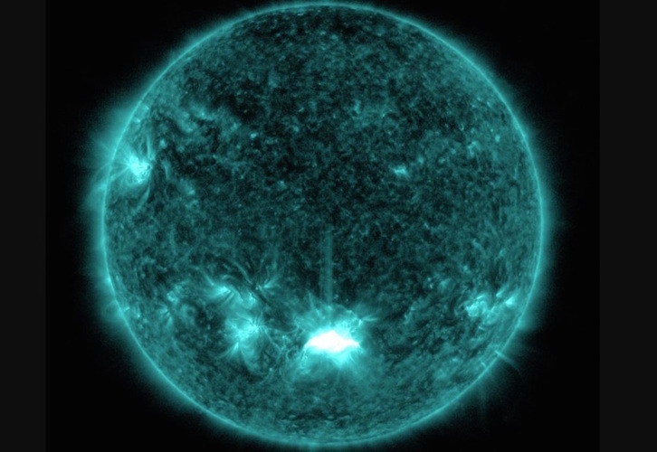 En el centro de la parte inferior se aprecia la llamarada solar del 28 de octubre. (NASA/SDO)