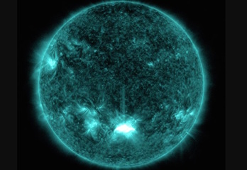 En el centro de la parte inferior se aprecia la llamarada solar del 28 de octubre. (NASA/SDO)