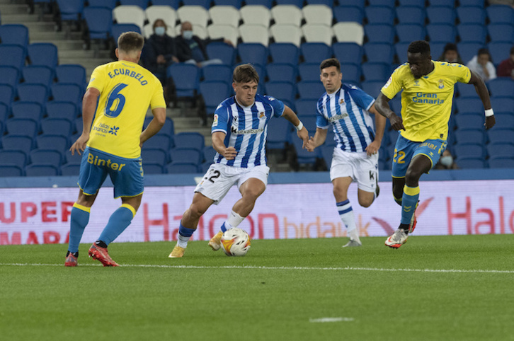 Garrido, una de las dos novedades en el once txuriurdin, avanza con el balón entre Curbelo y Mfulu. (Gorka RUBIO/FOKU)