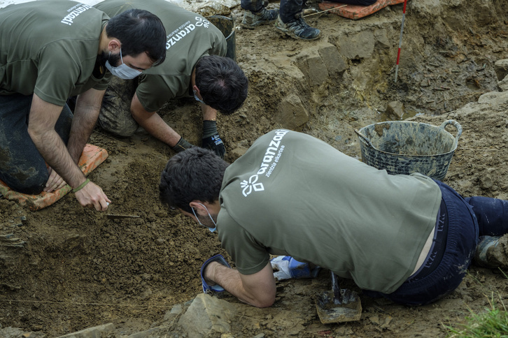 Foto de archivo de la excavación de una trinchera por parte de Aranzadi. (Jon URBE/FOKU)