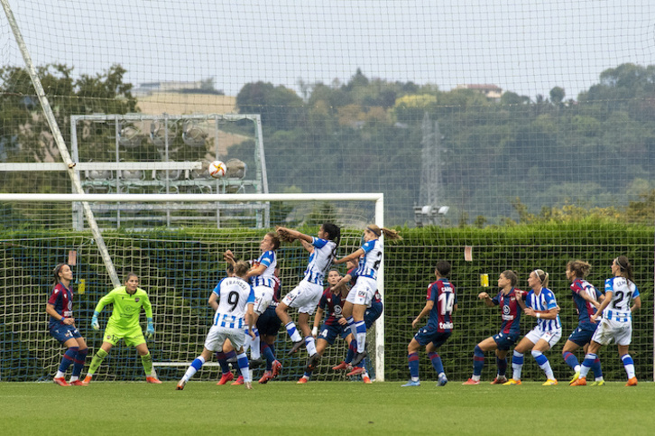 Denboraldiko porrota bakarra jaso ondoren bisitatuko du Realak Barcelona. (Gorka Rubio/Foku)