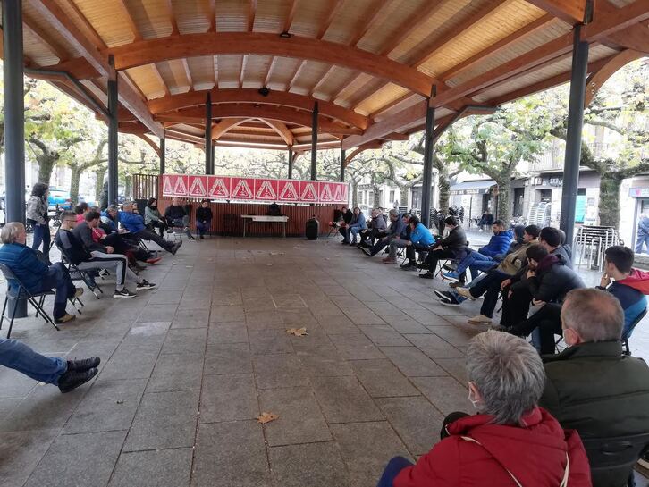 Asamblea celebrada en Etxarri Aranatz. (Autopista Elektrikorik Ez)