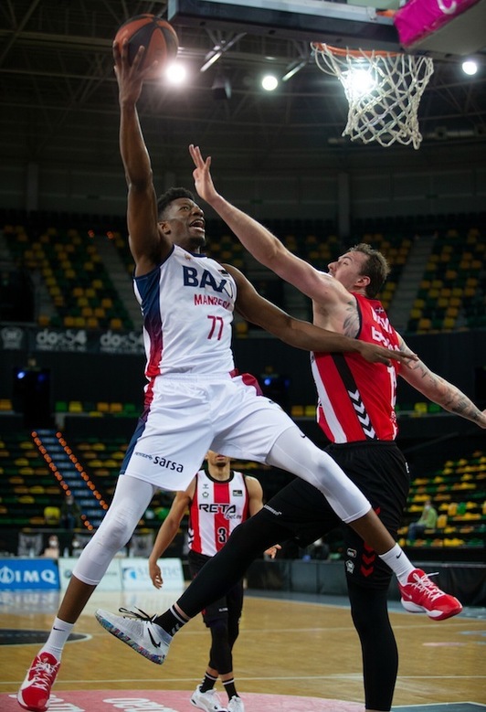 El último duelo entre Bilbao Basket y Manresa lo dominó Yankuba Sima con movilidad y contundencia. (A. ARRIZABALAGA / ACB PHOTO)