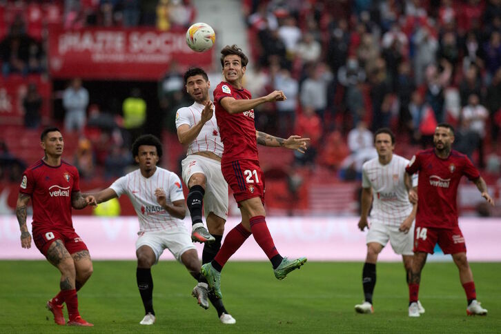 Iñigo Pérez ha sido una de las novedades en el once de Osasuna. (Jorge GUERRERO / AFP)