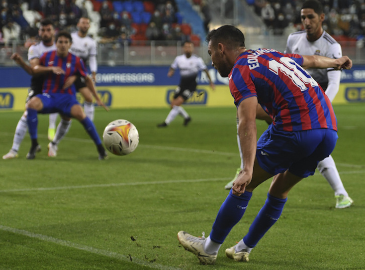 Expósito centra para Leschuk durante el choque frente al Cartagena, que el Eibar saldó con su tercer triunfo consecutivo. (Jon Urbe/Foku)