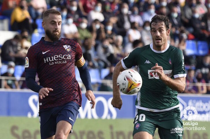 Orozko y Pulido corren en pos del balón. (LaLiga)