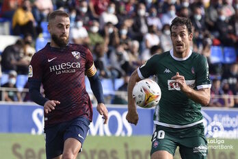 Orozko y Pulido corren en pos del balón. (LaLiga)