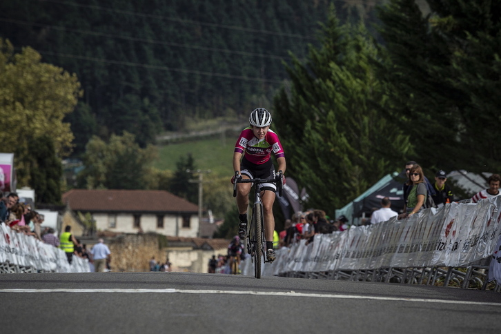 Paula Suárez ha superado en su duelo particular a Olatz Odriozola en la prueba femenina. (Aritz LOIOLA/FOKU)