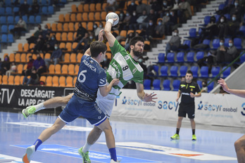 Ibai Meoki trata de zafarse de un rival gallego. (Idoia ZABALETA/FOKU)