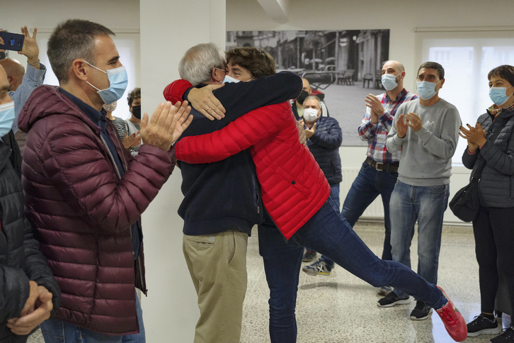 Eneko Andueza tras votar en Eibar. (Aritz LOIOLA/FOKU)