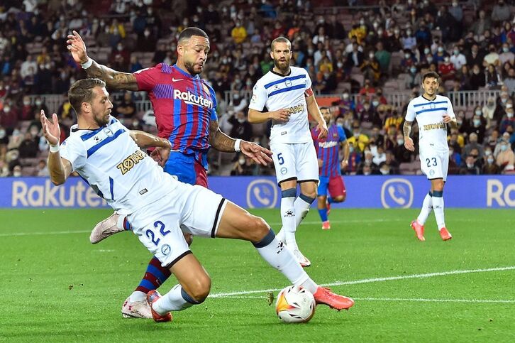 Lejeune arrebata el balón a Memphis Depay, el autor del gol culé. (Pau BARRENA / AFP)