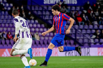 Leschuk se dispone a rematar ante un jugador del Valladolid. (SD Eibar)