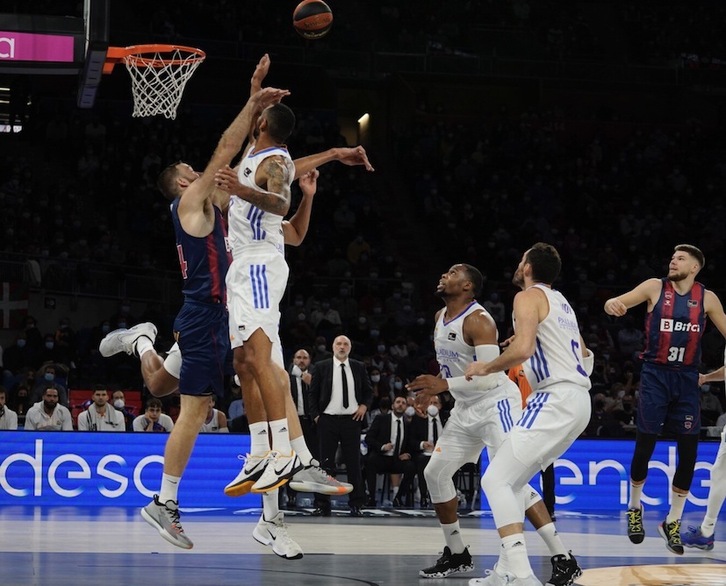 Uztaipean Real Madril askoz gehiago izan da Bitci Baskonia baino. (Raul BOGAJO /FOKU)