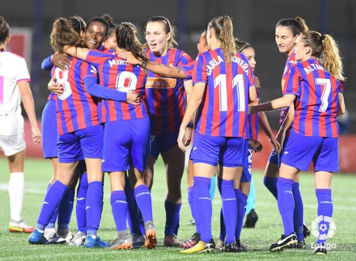 Las azulgranas celebran el segundo gol de Aída, que sentenciaba el partido. (LaLiga)