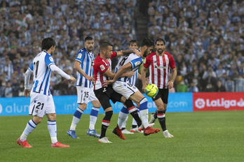 Berenguer y Merino pugnan por la pelota en un derbi igualado y pasado por agua. (FOKU)