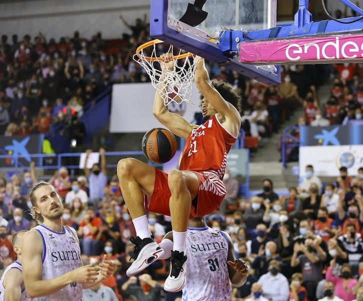 Ismael Bako se cuelga ante Valentin Bigote, siendo una constante de Bilbao Basket el tener que ir a remolque del Manresa. (J. ALBERCH / ACB PHOTO)