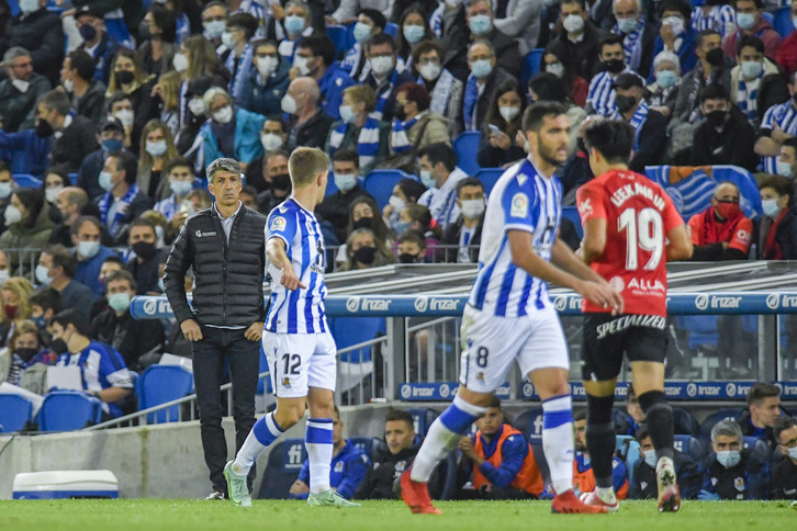 Imanol, muy atento, en el derbi frente al Athletic. (Gorka RUBIO / FOKU)