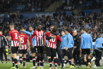 Jugadores del Athletic celebran el gol del empate en Anoeta con Muniain. (Gorka RUBIO / FOKU)