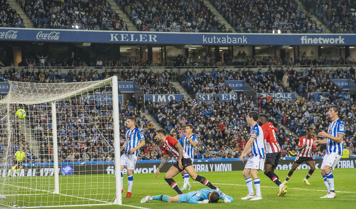 Remiro se quedó en el suelo derrumbado tras encajar su primer gol de la temporada en Anoeta. (Gorka RUBIO/FOKU)