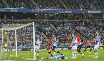 Remiro se quedó en el suelo derrumbado tras encajar su primer gol de la temporada en Anoeta. (Gorka RUBIO/FOKU)