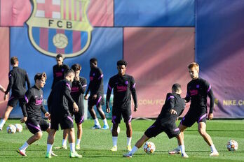 El Barcelona tendrá que volver a confiar en la última hornada de jóvenes valores salidos de La Masía para pasar la fase de grupos de Champions. (Pau BARRENA/AFP)