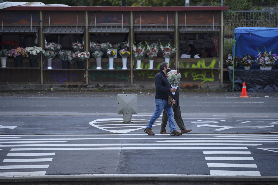 Puestos de venta de flores en la entrada del cementerio de Derio. (Aritz LOIOLA/FOKU)