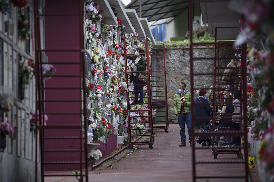 Los nichos del cementerio de Derio adornados con flores. (Aritz LOIOLA/FOKU)