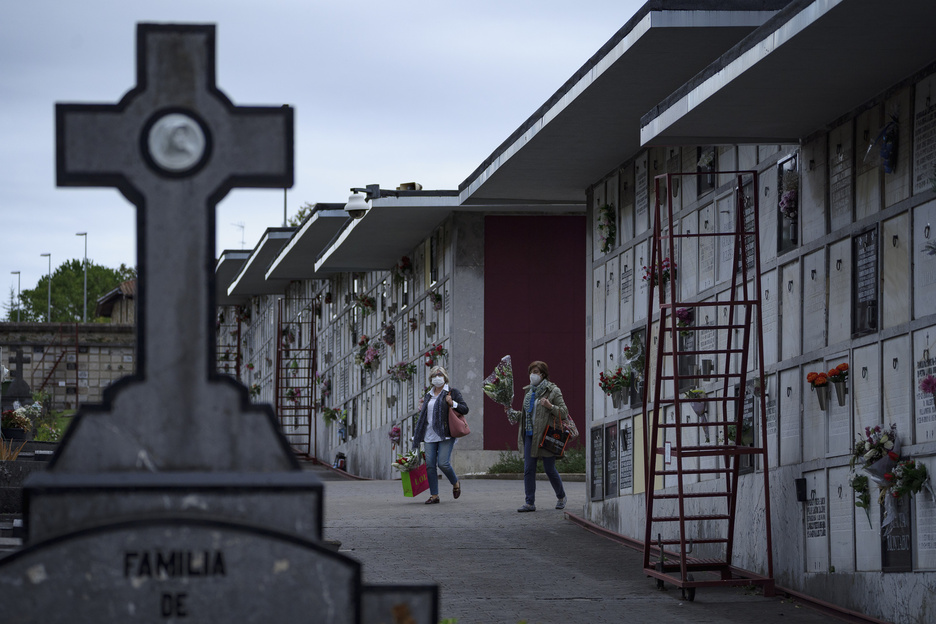 Personas entrando al cementerio de Derio. (Aritz LOIOLA/FOKU)