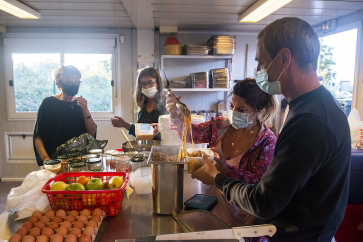 Voluntarias de la Table du Soir, entre ellas su presidente Jean-Michel Prieto, preparan los menus para llevar, en noviembre de 2020. (Guillaume FAUVEAU)
