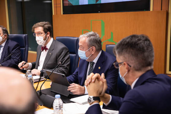 El consejero de Economia y Hacienda, Pedro Azpiazu, junto al presidente de la comisión, Luis Ignacio Gordillo, del PP. (IREKIA)