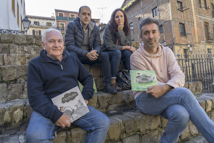 Joseba Sarrionaindia eta Peru Magdalean lehen lerroan, eskuetan liburuak dituztelarik. Atzean, Mikel Valverde eta Karmele Gorroño (Irrimarra) marrazlkilariak. (Andoni CANELLADA/FOKU)