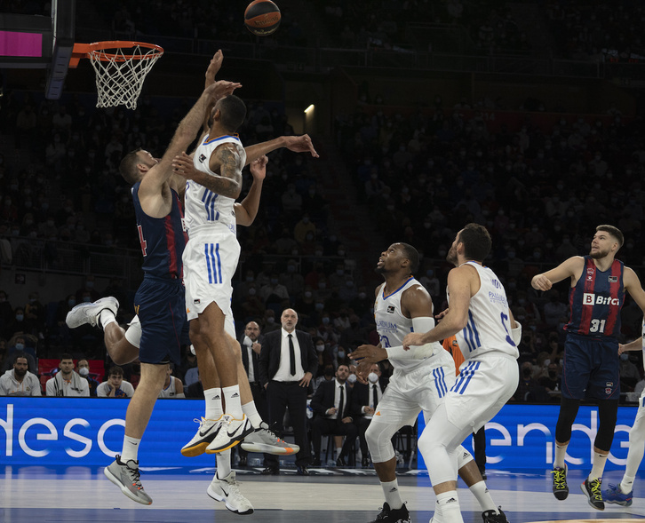 Imagen del pasado domingo en el partido entre Baskonia y Real Madrid en el Buesa Arena. (Raúl BOGAJO/FOKU)