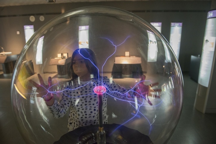 Una niña en un taller organizado por Eureka! Zientzia Museoa. (Gorka RUBIO/FOKU)
