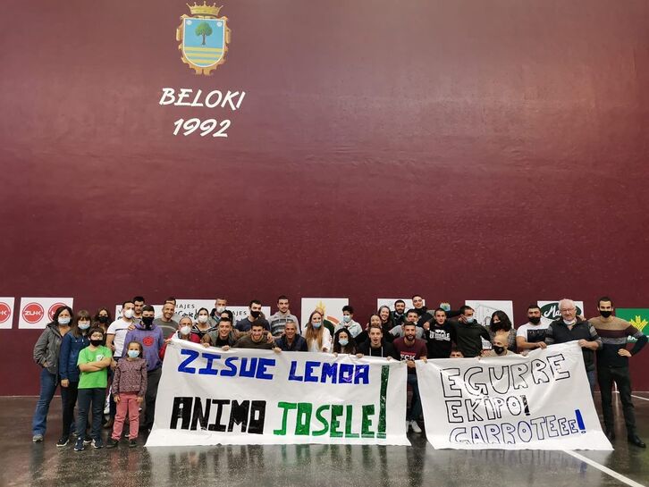 El equipo de Lemoa celebró el pase a la final con sus seguidores. (LEMOAKO ESKUPILOTA TALDEA)