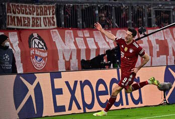 Robert Lewandowski celebra uno d elos tres goles que le ha marcado al Benfica. (Tobias SCHWARZ/AFP) 