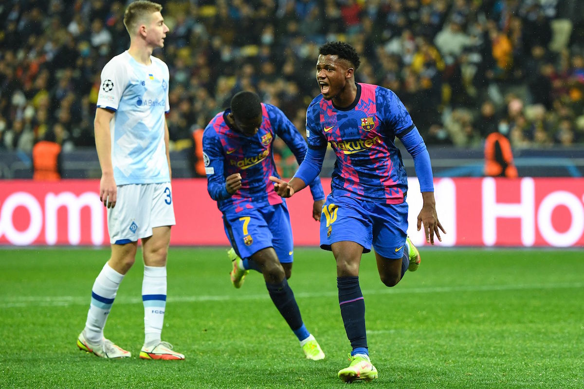 Ansu Fati celebra eufórico el único gol del Barça ante el Dynamo Kiev. (Sergei SUPINSKY/AFP)
